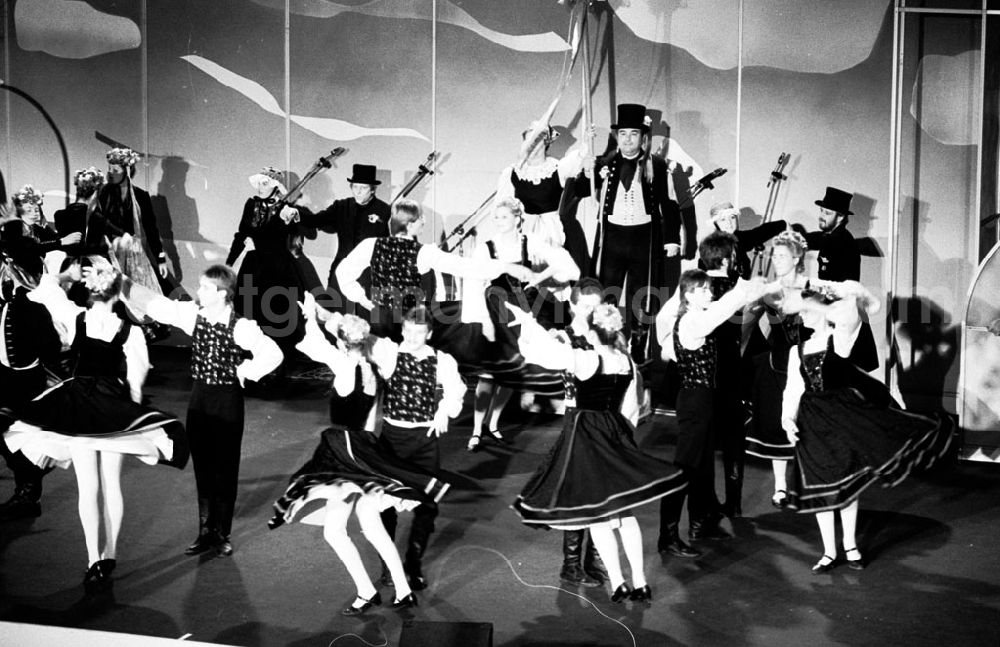 GDR photo archive: Neubrandenburg - Kulturfesttage aus dem Bezirk Neubrandenburg im PdR 18.11.89