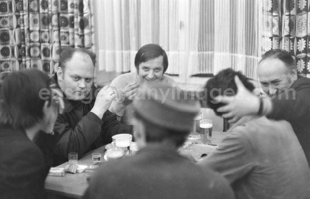 GDR photo archive: Unterbreizbach - People in the arts centre in Unterbreizbach in the state Thuringia on the territory of the former GDR, German Democratic Republic