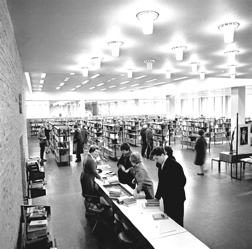 GDR picture archive: Neubrandenburg - Kulturzentrum Neubrandenburg Bibliothek Dezember 1965 Umschlagsnr.: 1965-47