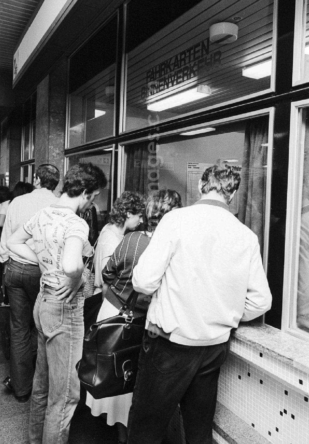 GDR image archive: Schönefeld - Customers in the ticket office in the railway station airport Berlin-Schoenefeld in Schoenefeld in the federal state Brandenburg in the area of the former GDR, German democratic republic