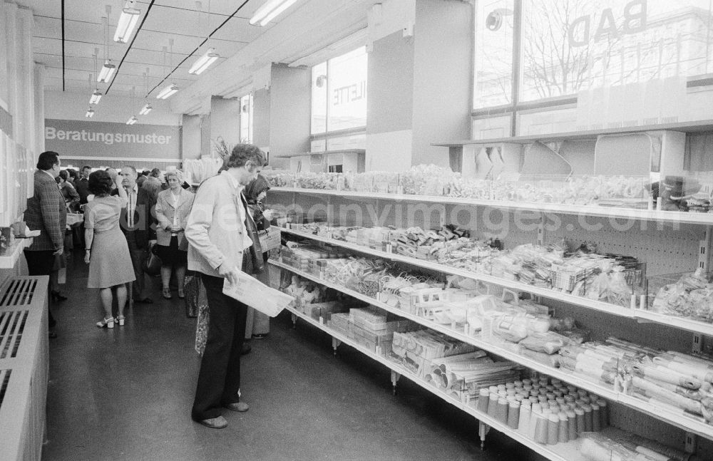 GDR photo archive: Berlin - Customers in the HO - business chemistry at the home in the Karl's Marx avenue in Berlin, the former capital of the GDR, German democratic republic. The VVB Plast-and Elastverarbeitung open own sales sites itself on plastic products had specified