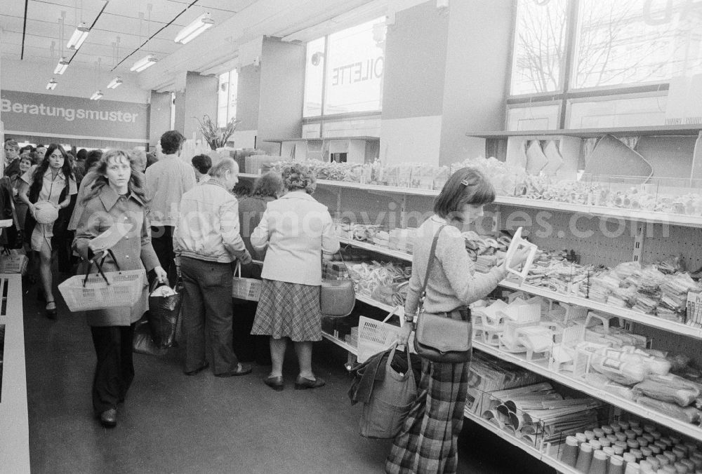 GDR photo archive: Berlin - Customers in the HO - business chemistry at the home in the Karl's Marx avenue in Berlin, the former capital of the GDR, German democratic republic. The VVB Plast-and Elastverarbeitung open own sales sites itself on plastic products had specified