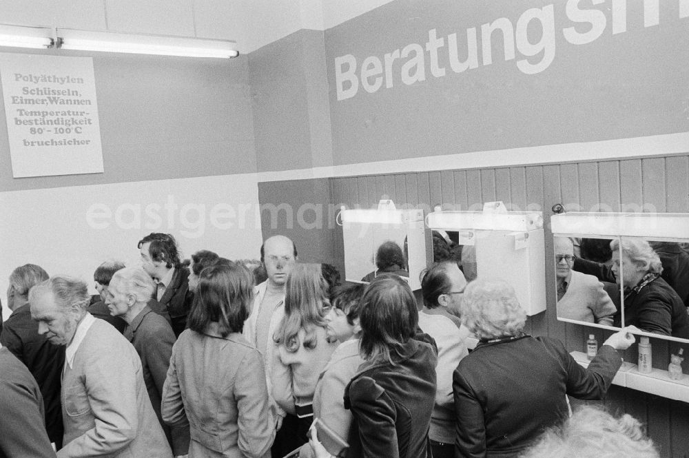 GDR picture archive: Berlin - Customers in the HO - business chemistry at the home in the Karl's Marx avenue in Berlin, the former capital of the GDR, German democratic republic. The VVB Plast-and Elastverarbeitung open own sales sites itself on plastic products had specified