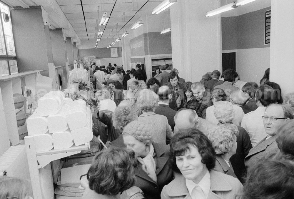 Berlin: Customers in the HO - business chemistry at the home in the Karl's Marx avenue in Berlin, the former capital of the GDR, German democratic republic. The VVB Plast-and Elastverarbeitung open own sales sites itself on plastic products had specified
