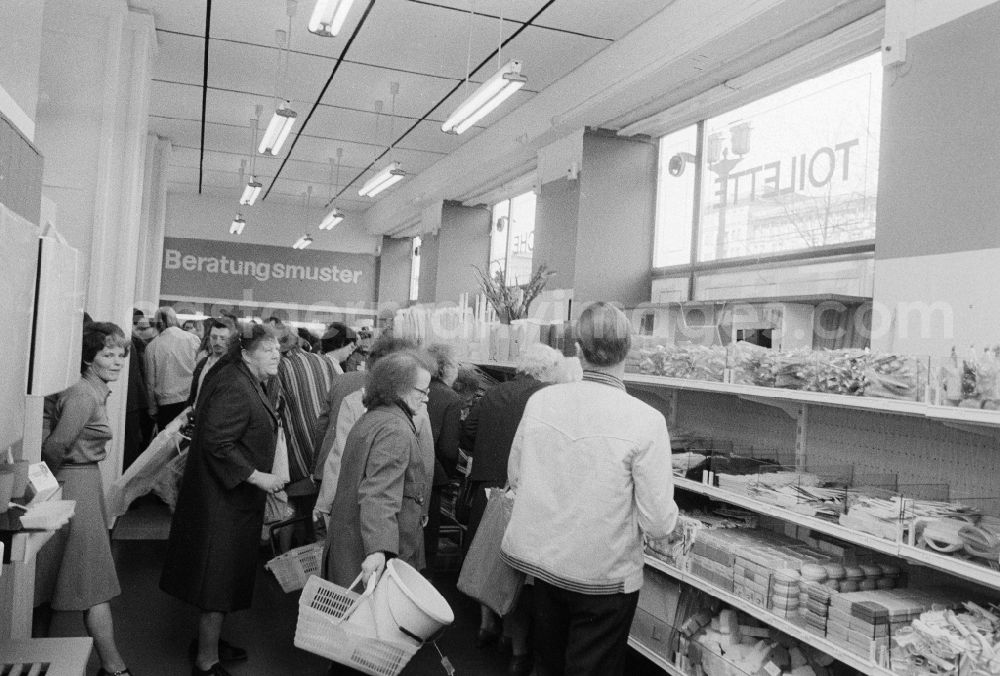 GDR image archive: Berlin - Customers in the HO - business chemistry at the home in the Karl's Marx avenue in Berlin, the former capital of the GDR, German democratic republic. The VVB Plast-and Elastverarbeitung open own sales sites itself on plastic products had specified