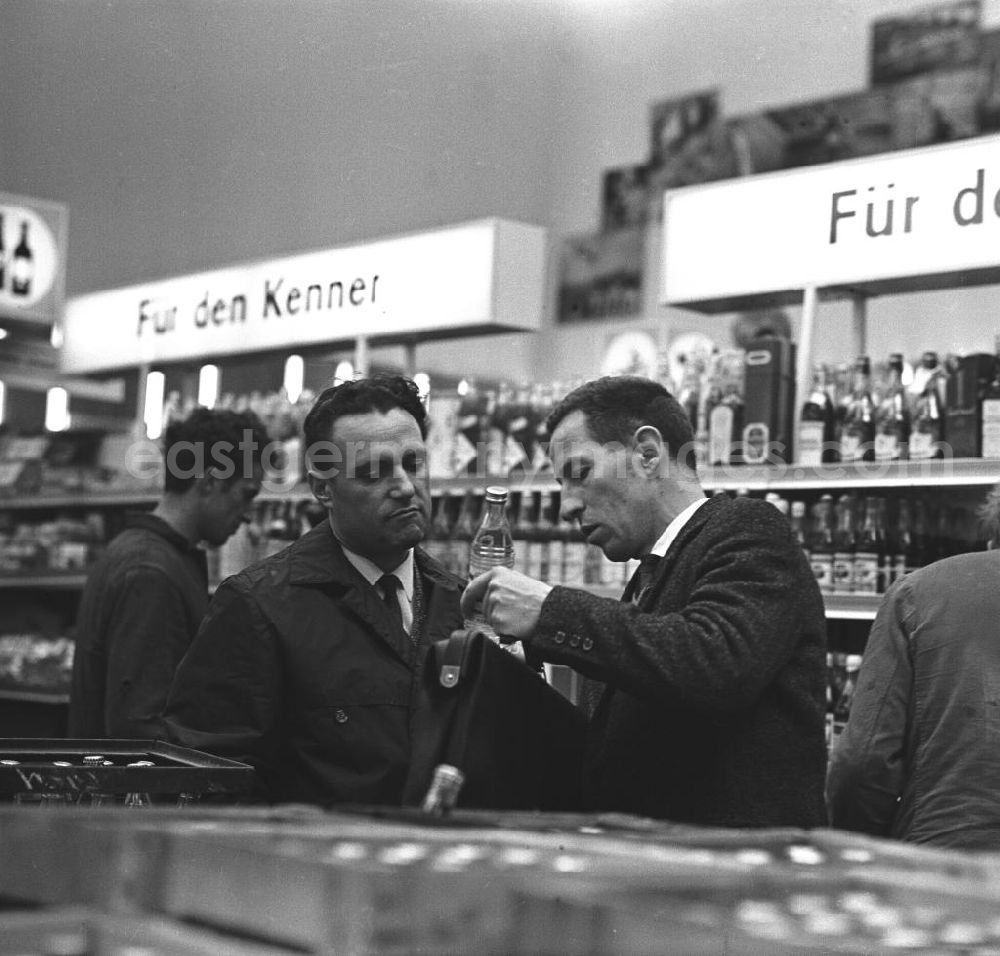 GDR image archive: Rostock - Kunden im Gespräch in der Getränkeabteilung der HO Kaufhalle im Ortsteil Lütten Klein in Rostock. Eröffnung am 04.