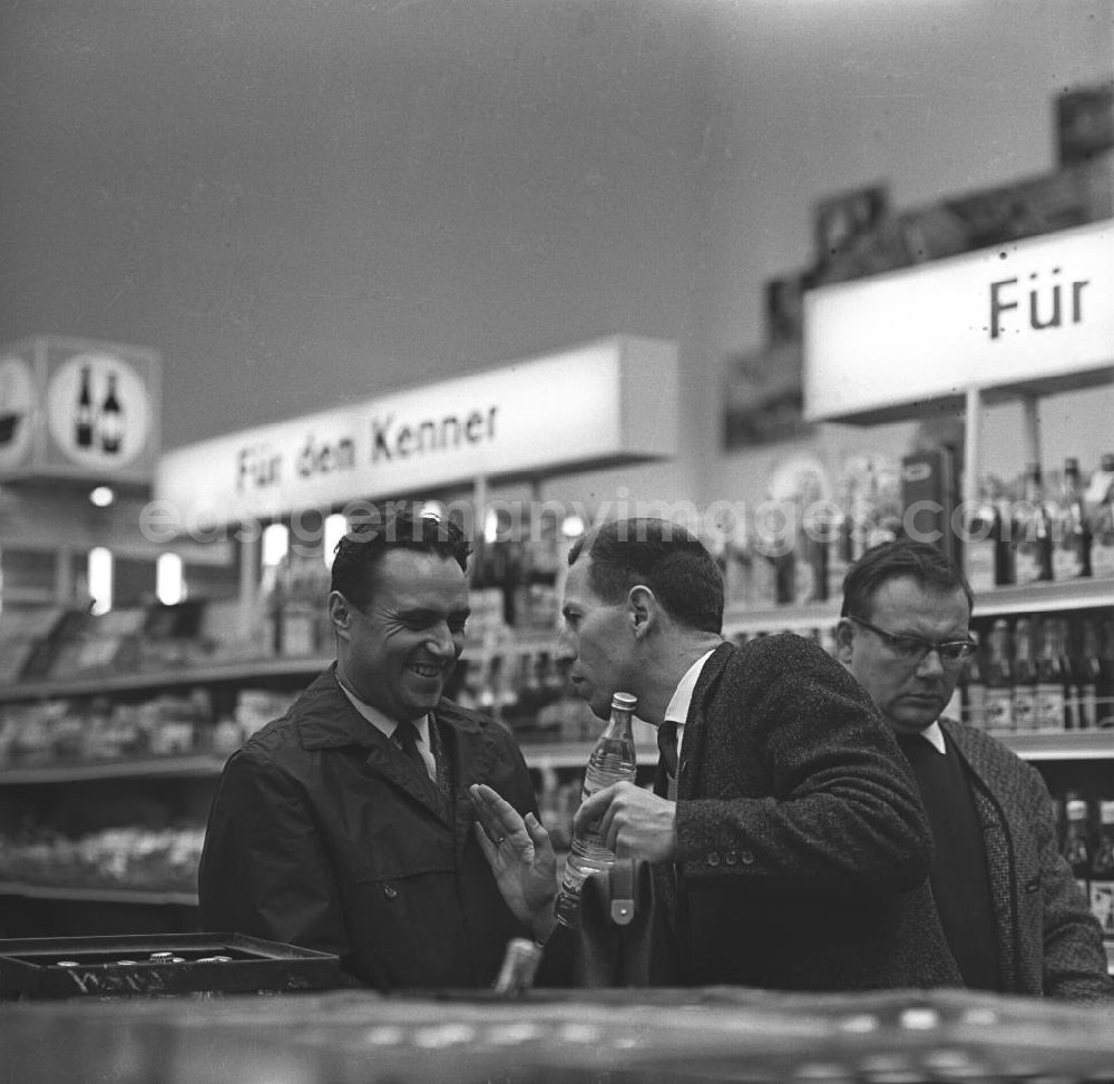 GDR photo archive: Rostock - Kunden im Gespräch in der Getränkeabteilung der HO Kaufhalle im Ortsteil Lütten Klein in Rostock. Eröffnung am 04.