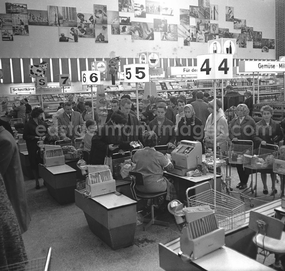 GDR image archive: Rostock - Kunden an der Kasse der HO Kaufhalle im Ortsteil Lütten Klein in Rostock. Eröffnung am 04.