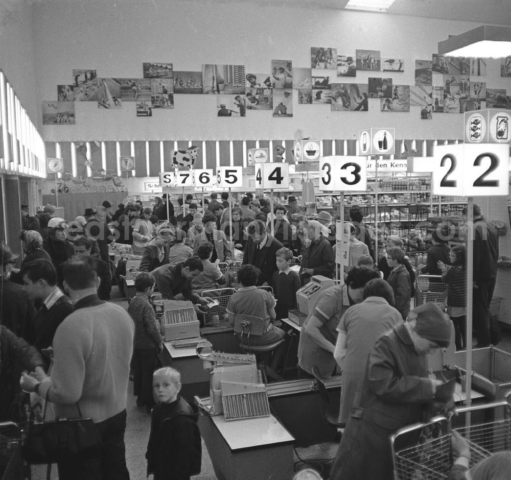 GDR photo archive: Rostock - Kunden an der Kasse der HO Kaufhalle im Ortsteil Lütten Klein in Rostock. Eröffnung am 04.
