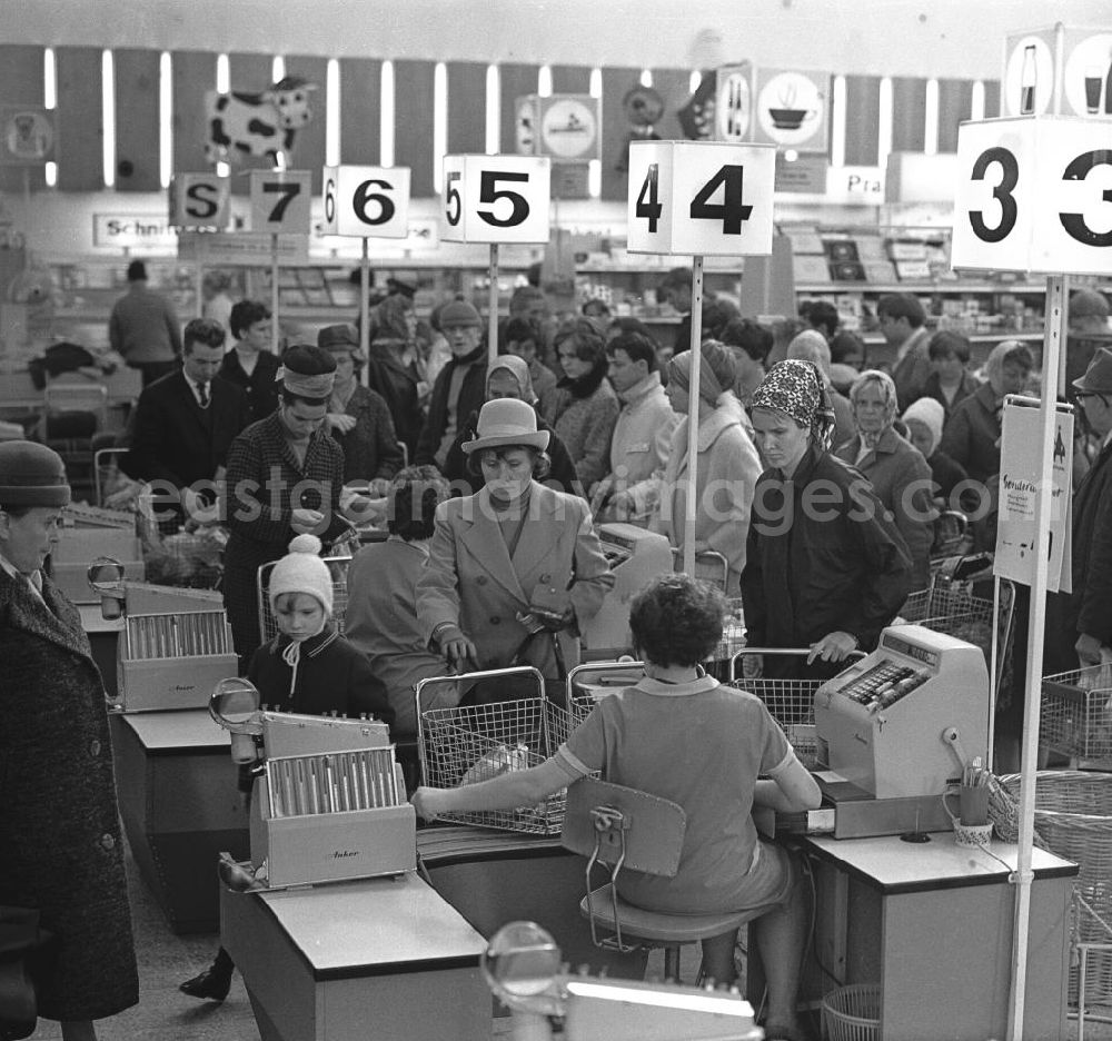 GDR picture archive: Rostock - Kunden an der Kasse der HO Kaufhalle im Ortsteil Lütten Klein in Rostock. Eröffnung am 04.
