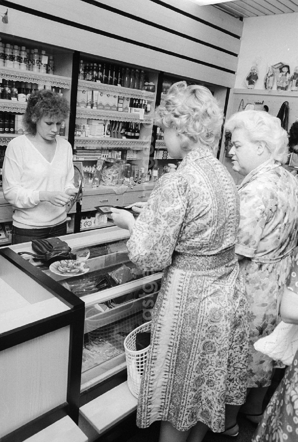 GDR photo archive: Schönefeld - Customers buy care products in the travel shop in the railway station to airport Berlin-Schoenefeld in Schoenefeld in the federal state Brandenburg in the area of the former GDR, German democratic republic