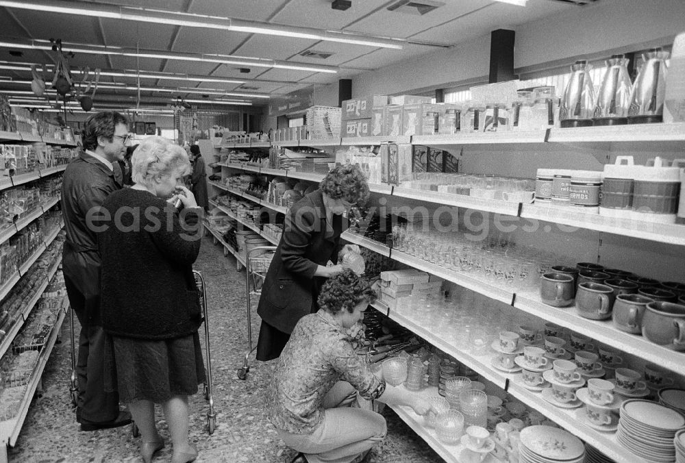 Berlin: Customers in a HO purchase hall in Berlin, the former capital of the GDR, German democratic republic
