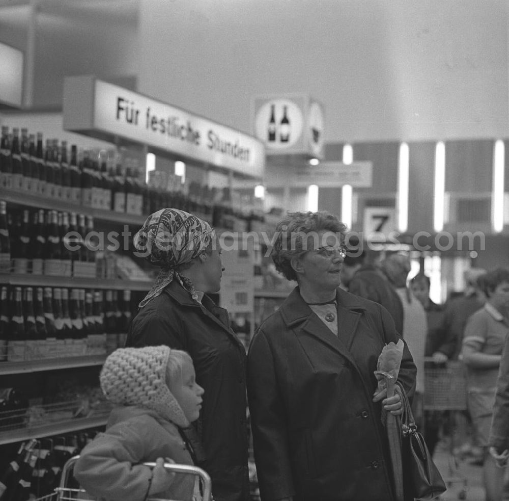 Rostock: Kunden bei der Warenauswahl in der HO Kaufhalle im Ortsteil Lütten Klein in Rostock. Eröffnung am 04.