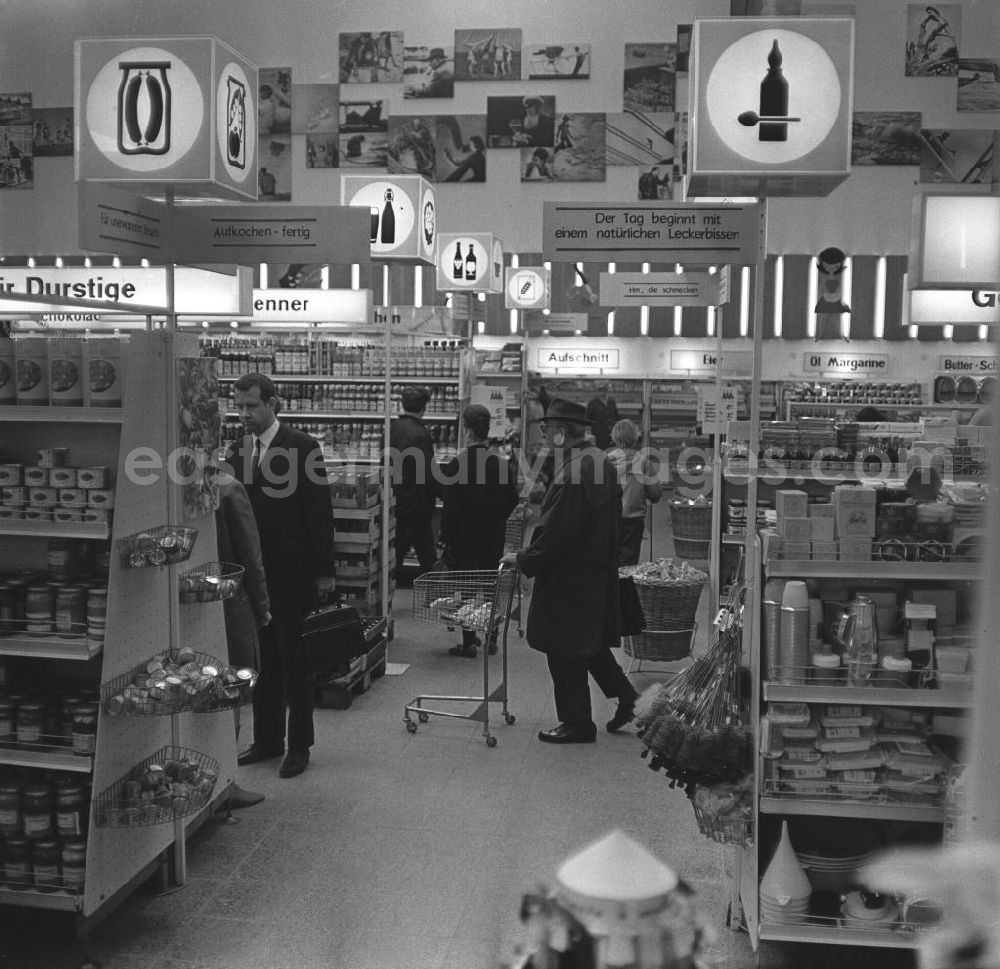 GDR image archive: Rostock - Kunden beim Einkauf in der HO Kaufhalle im Ortsteil Lütten Klein in Rostock. Eröffnung am 04.