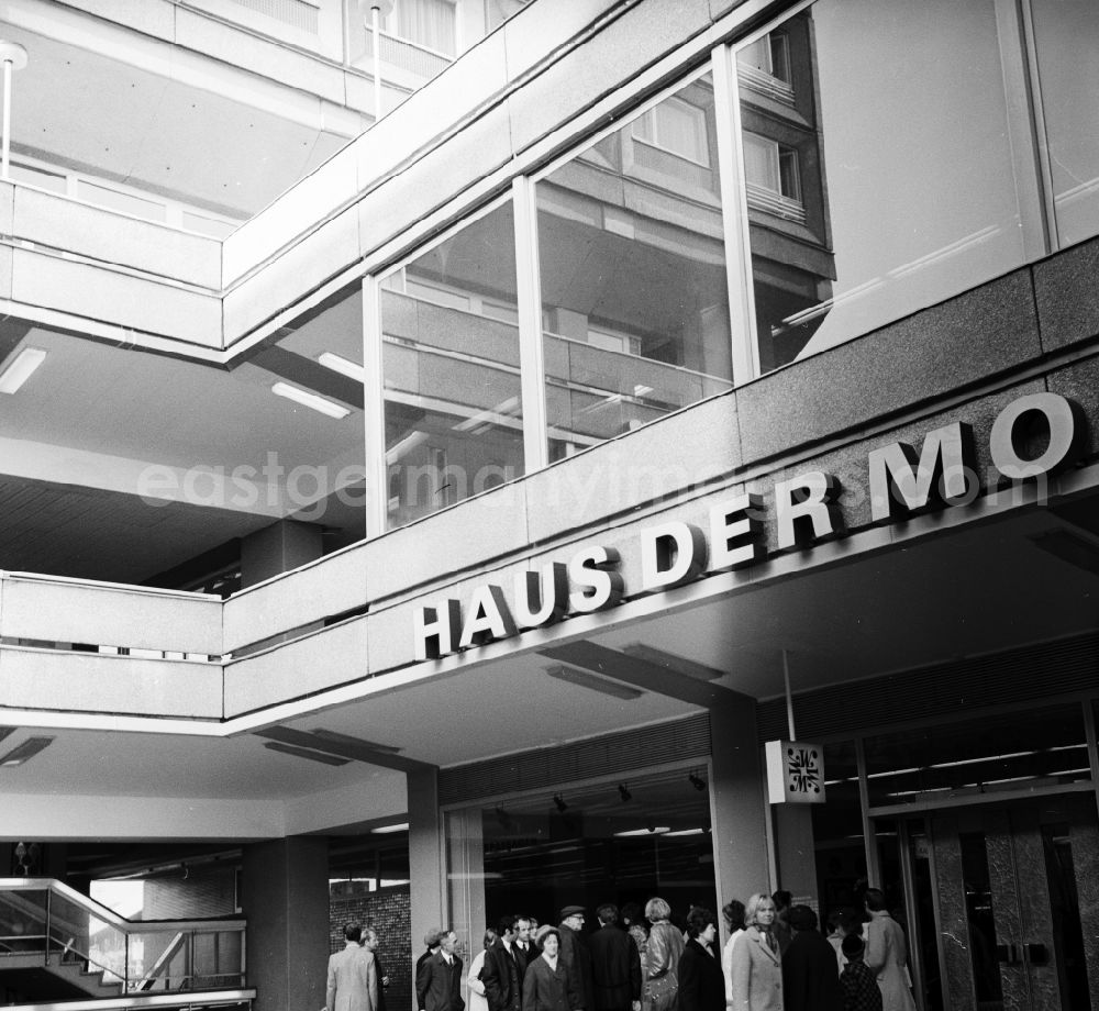 GDR photo archive: Berlin - Customers in front of the Haus der Mode department store in the Rathauspassagen in Berlin, the former GDR capital, German Democratic Republic