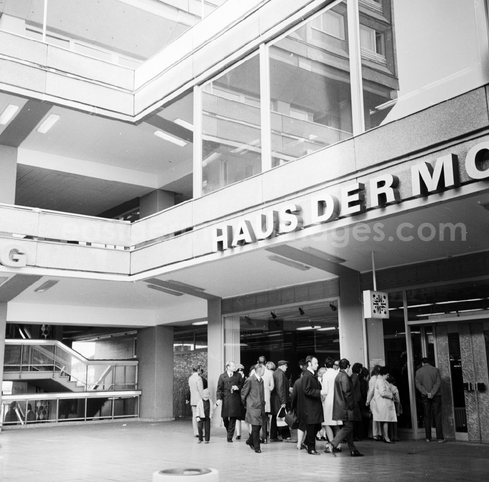 GDR picture archive: Berlin - Customers in front of the Haus der Mode department store in the Rathauspassagen in Berlin, the former GDR capital, German Democratic Republic
