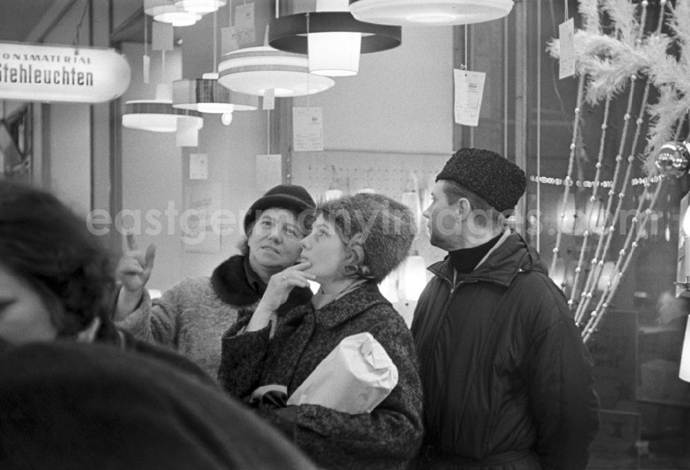 GDR photo archive: Magdeburg - Customers in the department store in the lighting department in Magdeburg