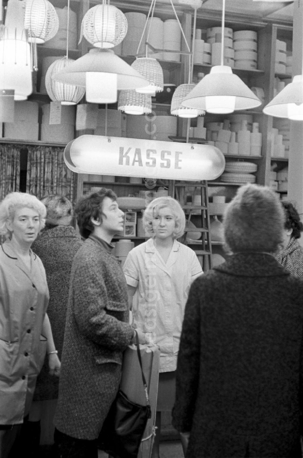 GDR picture archive: Magdeburg - Customers in the department store in the lighting department in Magdeburg