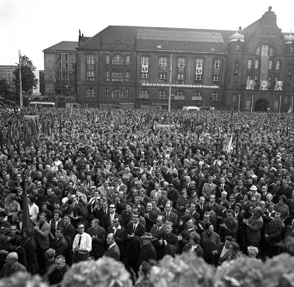 GDR picture archive: Chemnitz - 06.04.1968 Kundgebung in Karl- Marx Stadt. 15