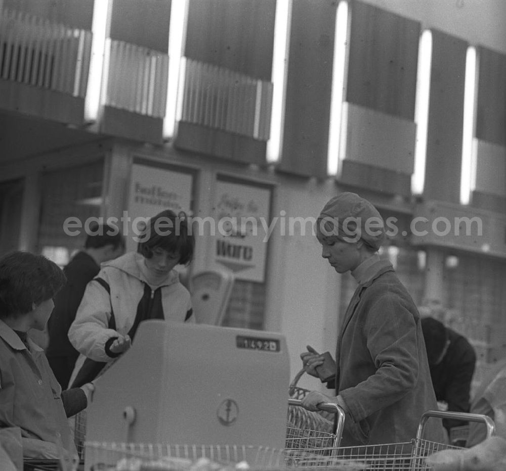 GDR picture archive: Rostock - Kundinnen an der Kasse der HO Kaufhalle im Ortsteil Lütten Klein in Rostock. Eröffnung am 04.