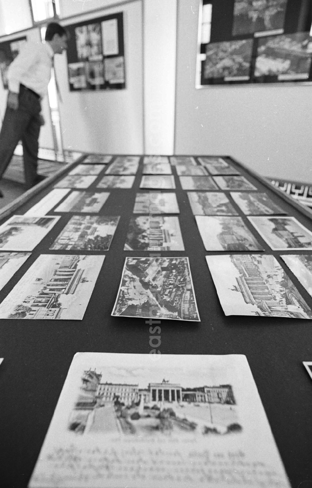 GDR photo archive: Berlin - Kunst-Bau im Messegelände 29.07.92 Lange Umschlag 1