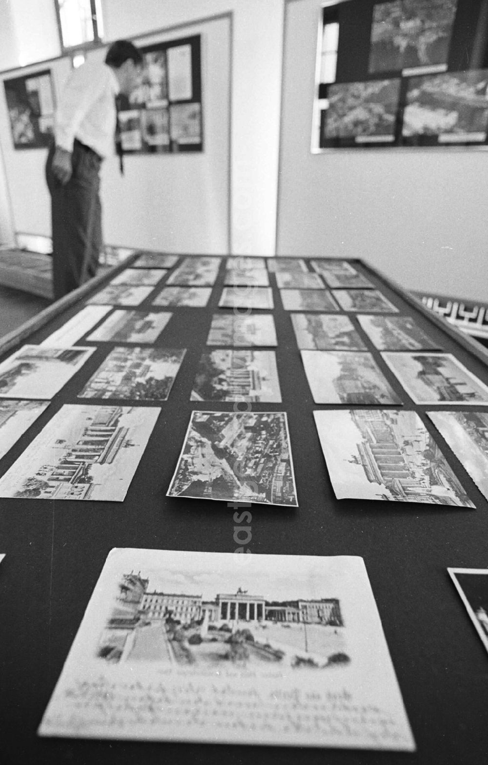GDR picture archive: Berlin - Kunst-Bau im Messegelände 29.07.92 Lange Umschlag 1