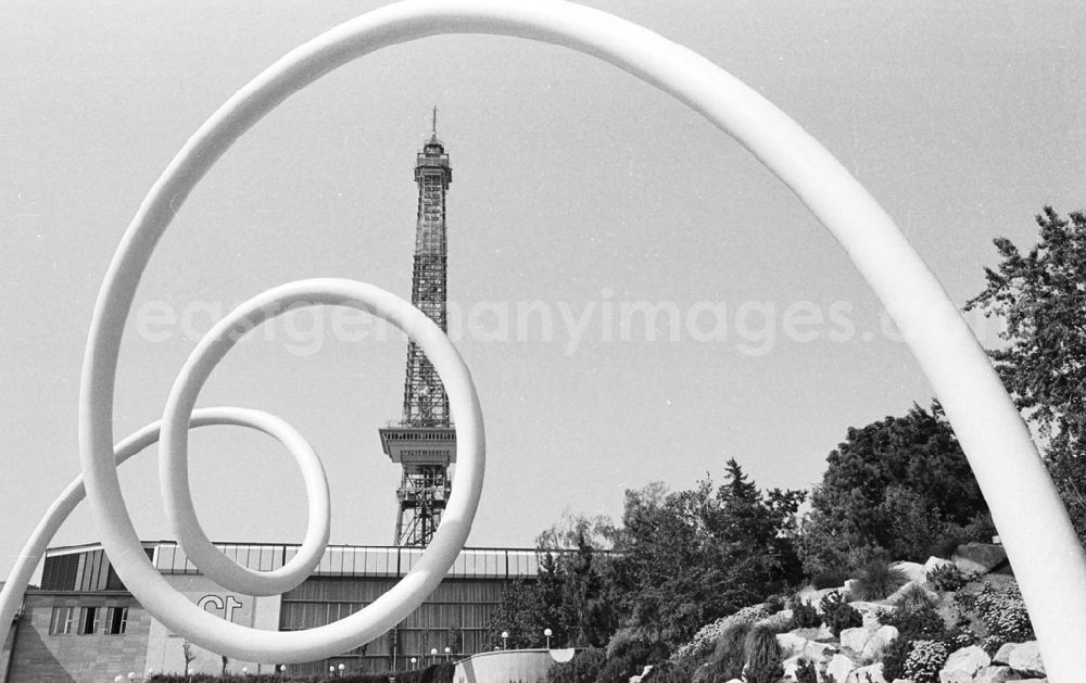 GDR image archive: Berlin - Kunst-Bau im Messegelände 29.07.92 Lange Umschlag 1