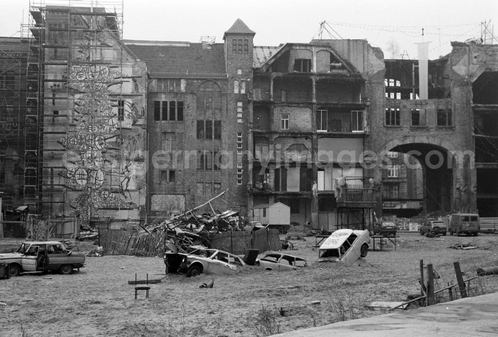 GDR photo archive: Berlin - The occupied Kunsthaus Tacheles in Oranienburger Strasse in Berlin - Mitte, the former capital of the GDR, German Democratic Republic
