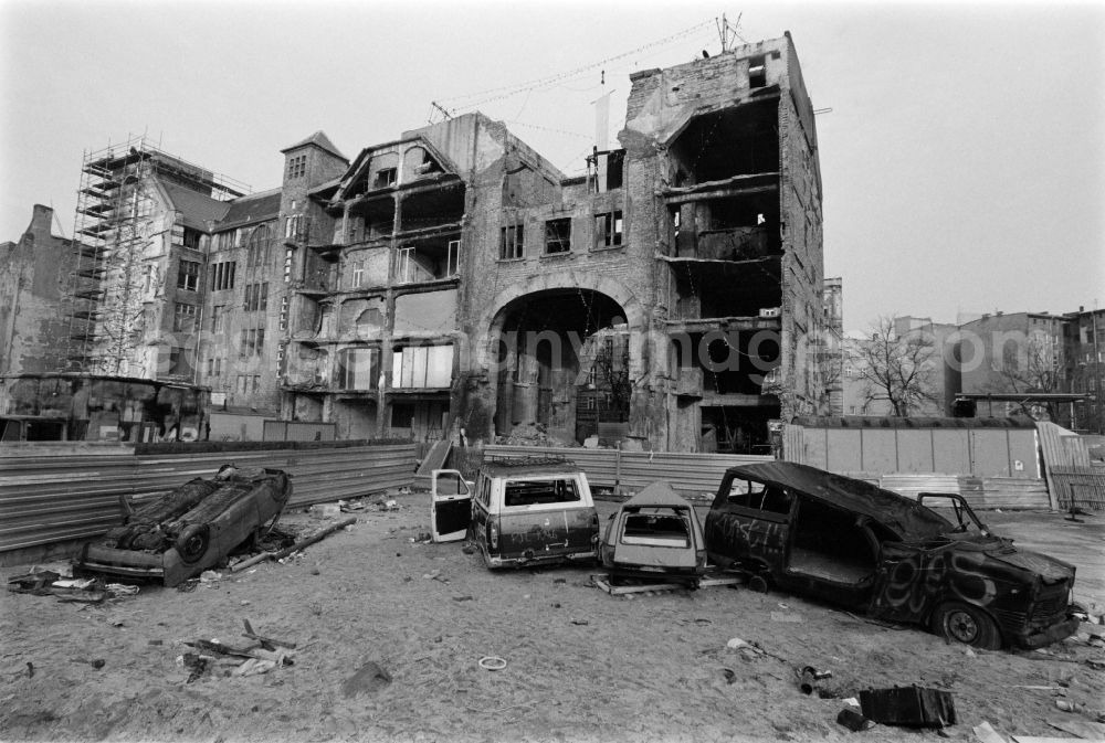 GDR image archive: Berlin - The occupied Kunsthaus Tacheles in Oranienburger Strasse in Berlin - Mitte, the former capital of the GDR, German Democratic Republic