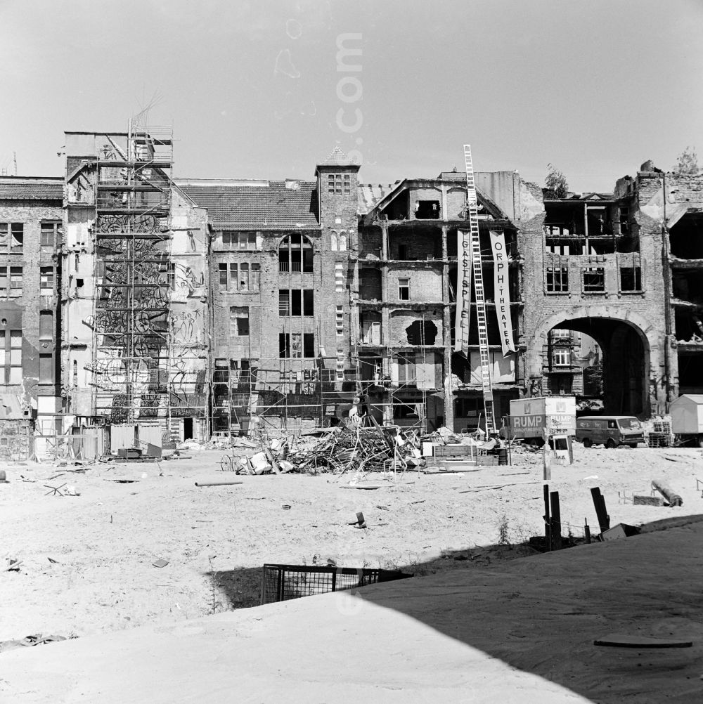 GDR image archive: Berlin - The occupied Kunsthaus Tacheles in Oranienburger Strasse in Berlin - Mitte, the former capital of the GDR, German Democratic Republic