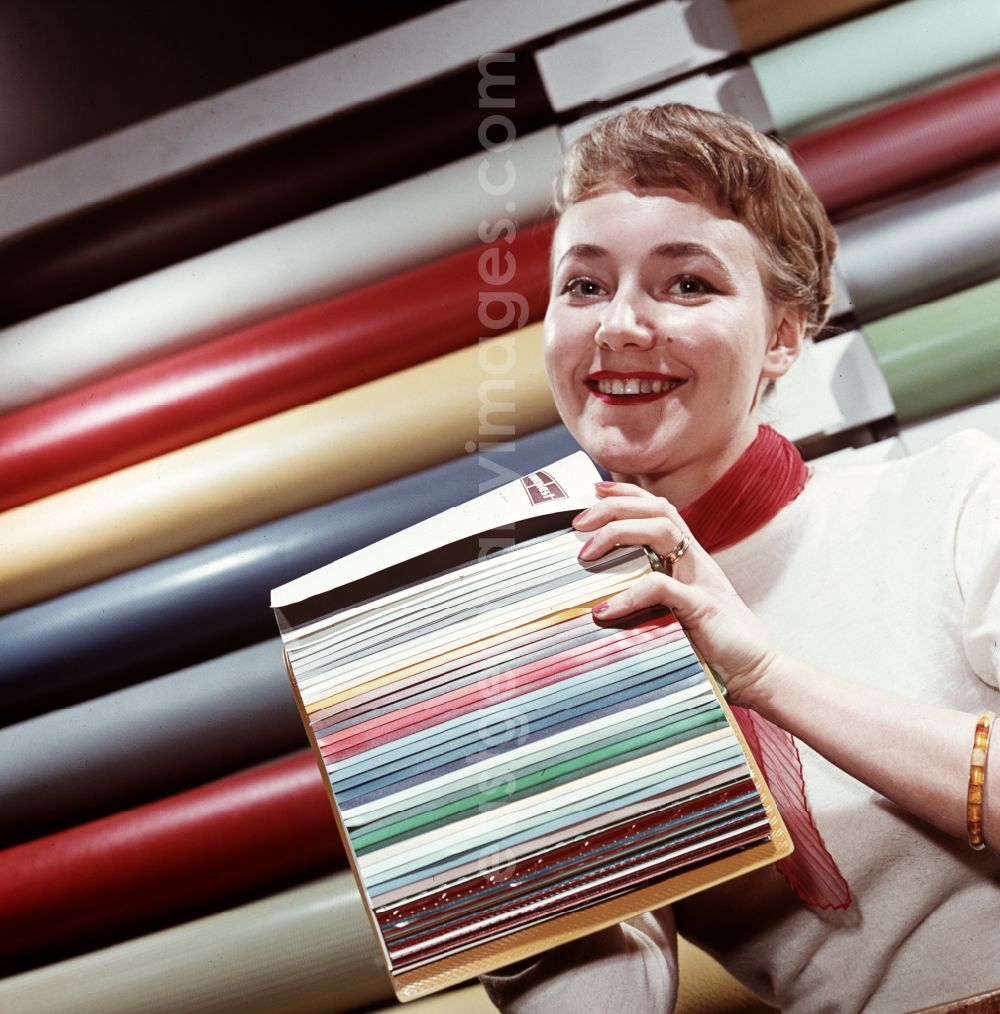 GDR picture archive: Coswig - A woman presents a color chart for artificial leather from VEB Cowaplast-Werke Coswig in Coswig, Saxony in the territory of the former GDR, German Democratic Republic