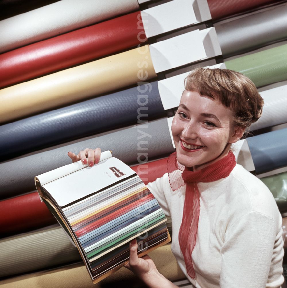 Coswig: A woman presents a color chart for artificial leather from VEB Cowaplast-Werke Coswig in Coswig, Saxony in the territory of the former GDR, German Democratic Republic