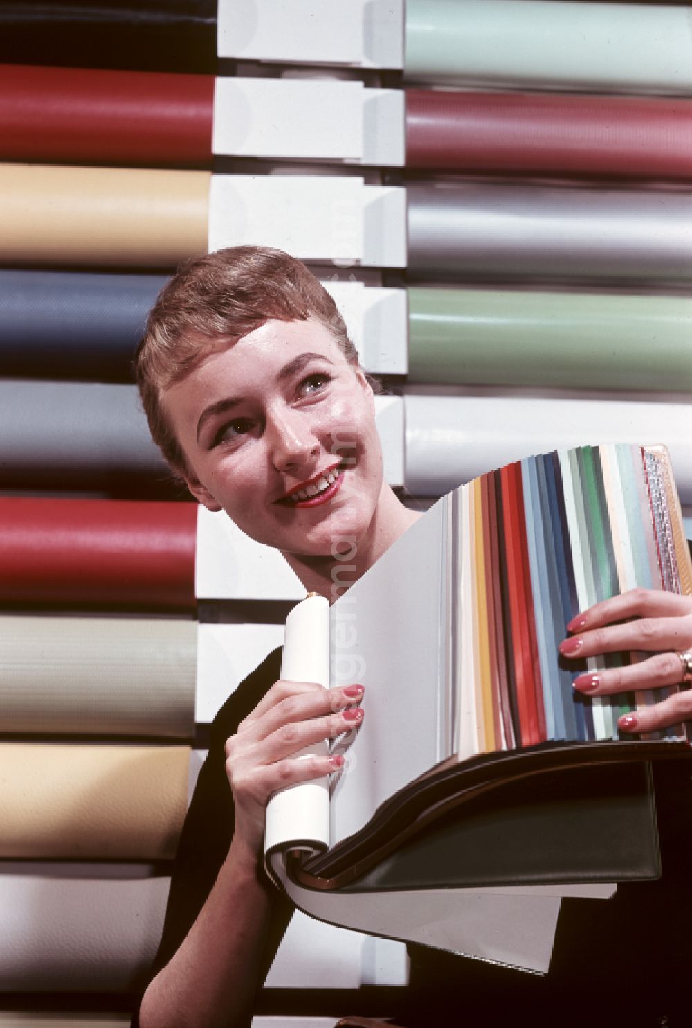 GDR image archive: Coswig - A woman presents a color chart for artificial leather from VEB Cowaplast-Werke Coswig in Coswig, Saxony in the territory of the former GDR, German Democratic Republic