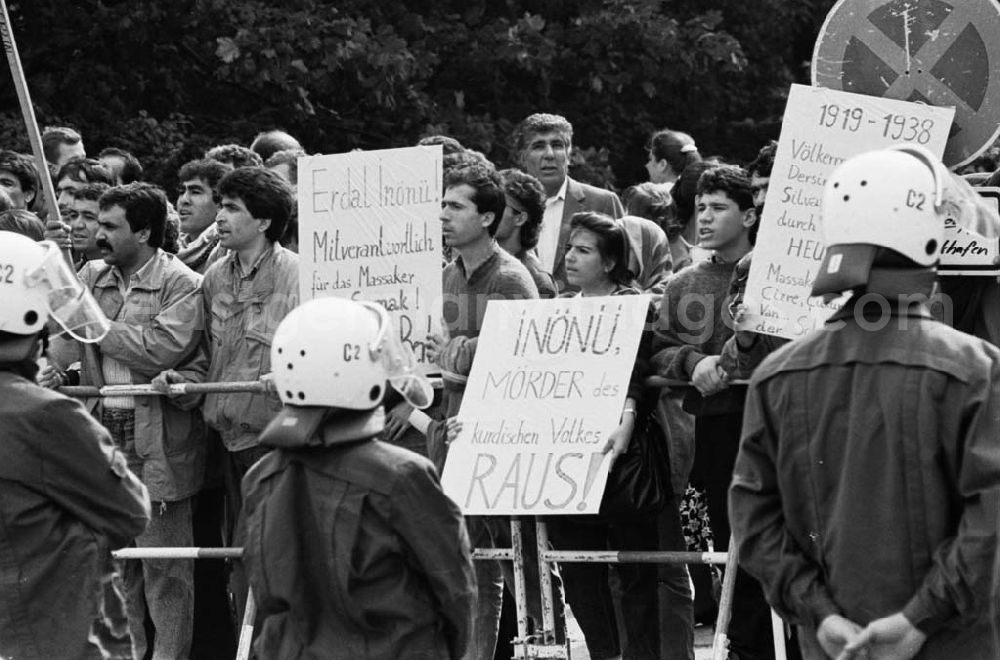GDR picture archive: Berlin-Tiergarten - Kurden demonstrieren vor dem Reichstag 15.