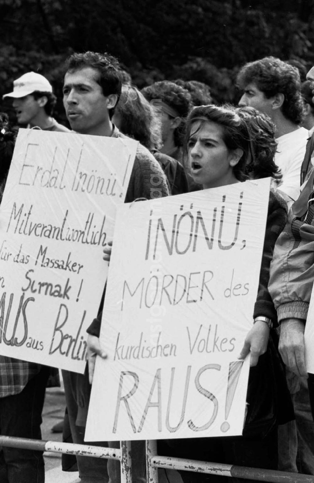 GDR photo archive: Berlin-Tiergarten - Kurden demonstrieren vor dem Reichstag 15.
