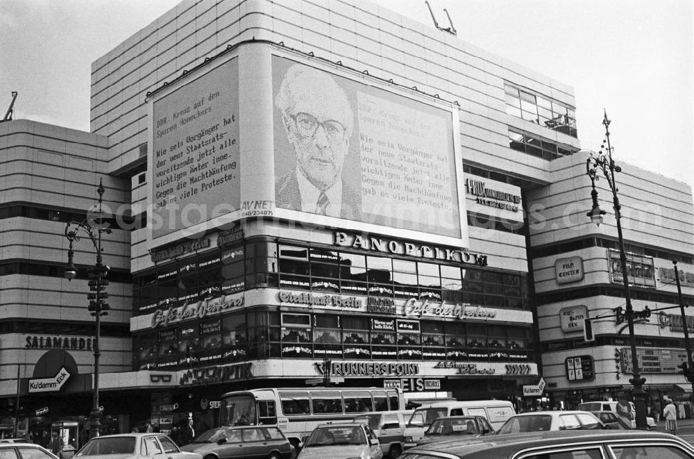 Berlin: Blick über die dicht befahrene Einkaufsstraße Kurfürstendamm in West-Berlin. Über eine Videowand - hier ein Porträt des DDR-Staats- und Parteichef Erich Honecker - werden die Bürger über die Entwicklungen in der DDR informiert.