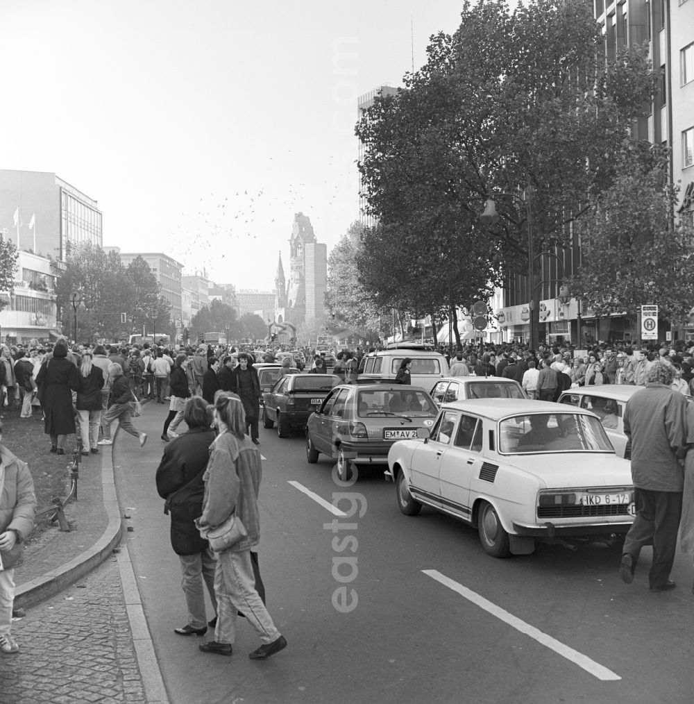 GDR image archive: Berlin - Charlottenburg - Visitor flows walk after the fall of the Kurfürstendamm entlang. For many, this is the first visit to West Berlin