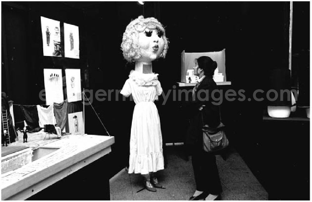 GDR picture archive: Berlin - Theaterausstellung am Fernsehturm.
