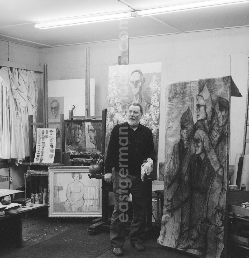 GDR image archive: Potsdam - Kurt Hermann Kuehn (1926 - 1989), painter and graphic artist in Potsdam in Brandenburg on the territory of the former GDR, German Democratic Republic. Here in his studio. To his right, a part of the mural The heirs of Spartacus