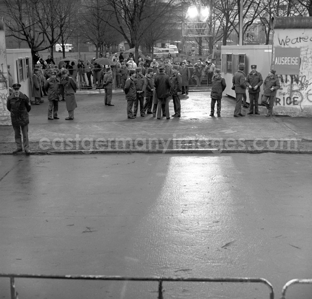 GDR photo archive: Berlin - Happening around the Brandenburg Gate shortly before the opening on the occasion of the Berlin Wall in November 1989 in Berlin. Barriers on the 17th of June Street, Strasse des 17. Juni and West German FRG and East German GDR border police