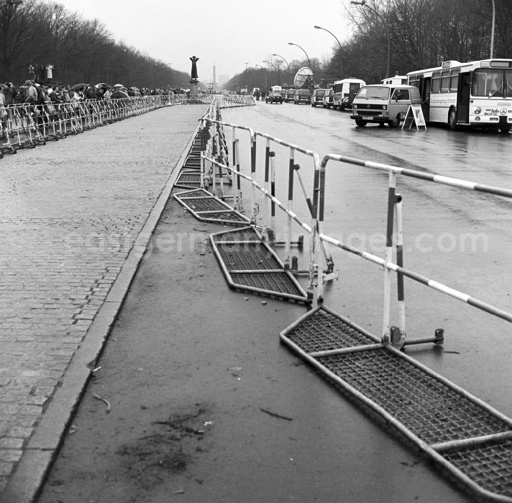 GDR picture archive: Berlin - Happening around the Brandenburg Gate shortly before the opening on the occasion of the Berlin Wall in November 1989 in Berlin. Barriers on the 17th of June Street, Strasse des 17. Juni