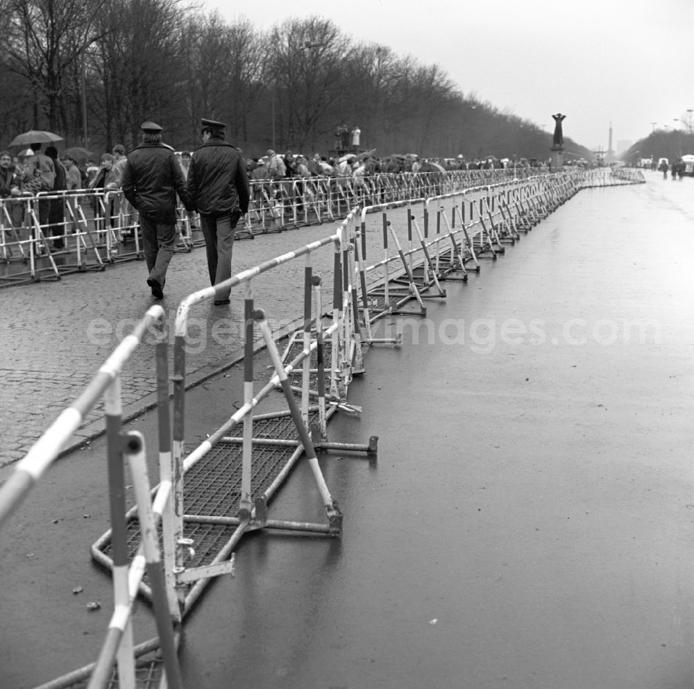 Berlin: Happening around the Brandenburg Gate shortly before the opening on the occasion of the Berlin Wall in November 1989 in Berlin. Barriers on the 17th of June Street, Strasse des 17. Juni