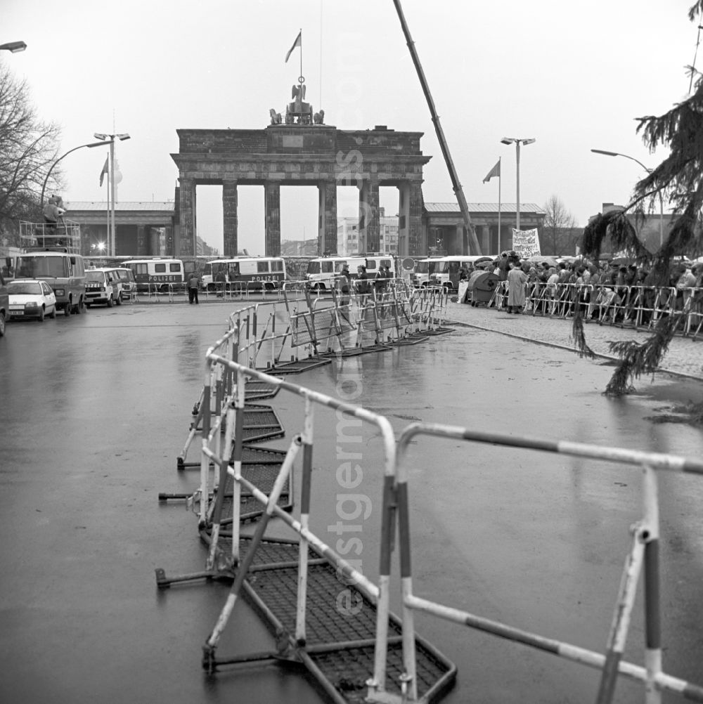 GDR image archive: Berlin - Happening around the Brandenburg Gate shortly before the opening on the occasion of the Berlin Wall in November 1989 in Berlin. Barriers on the 17th of June Street, Strasse des 17. Juni