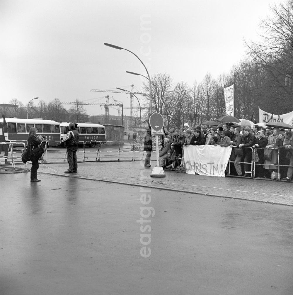 GDR photo archive: Berlin - Happening around the Brandenburg Gate shortly before the opening on the occasion of the Berlin Wall in November 1989 in Berlin. Barriers on the 17th of June Street, Strasse des 17. Juni