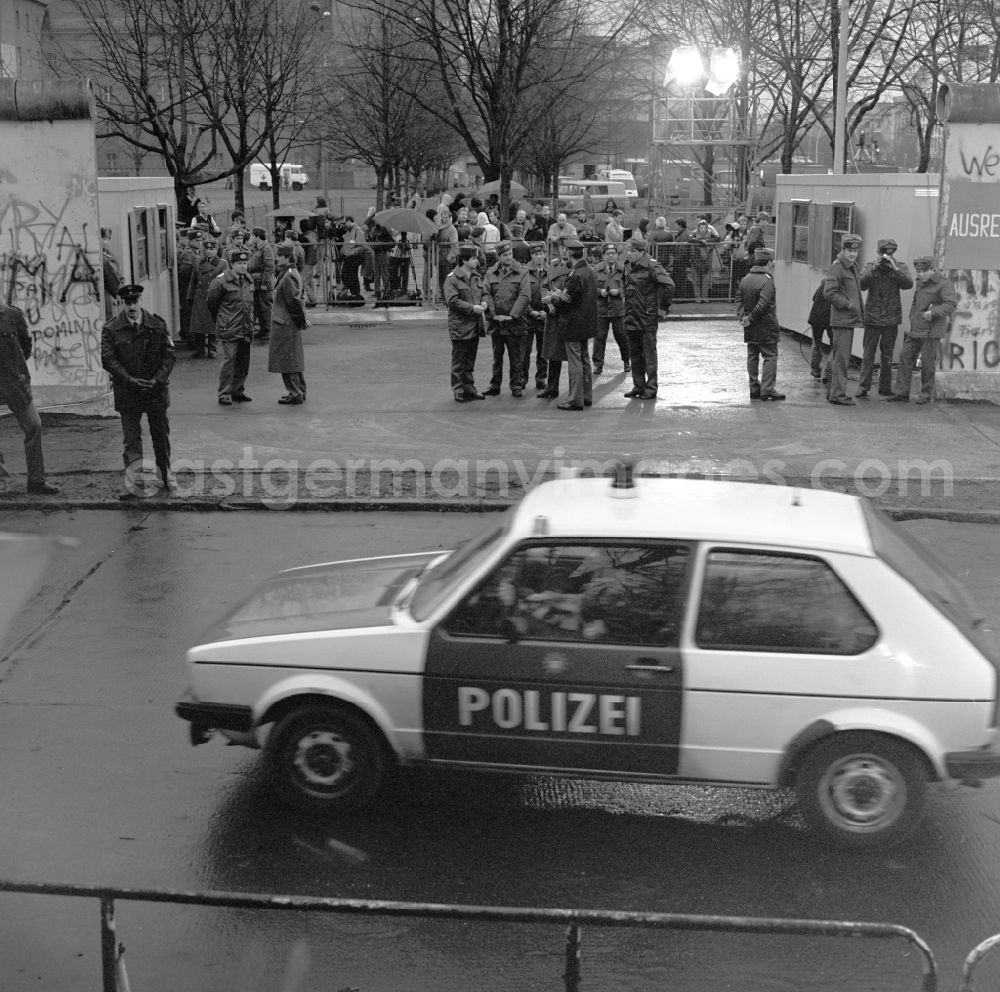 Berlin: Happening around the Brandenburg Gate shortly before the opening on the occasion of the Berlin Wall in November 1989 in Berlin. Barriers on the 17th of June Street, Strasse des 17. Juni and West German FRG and East German GDR border police