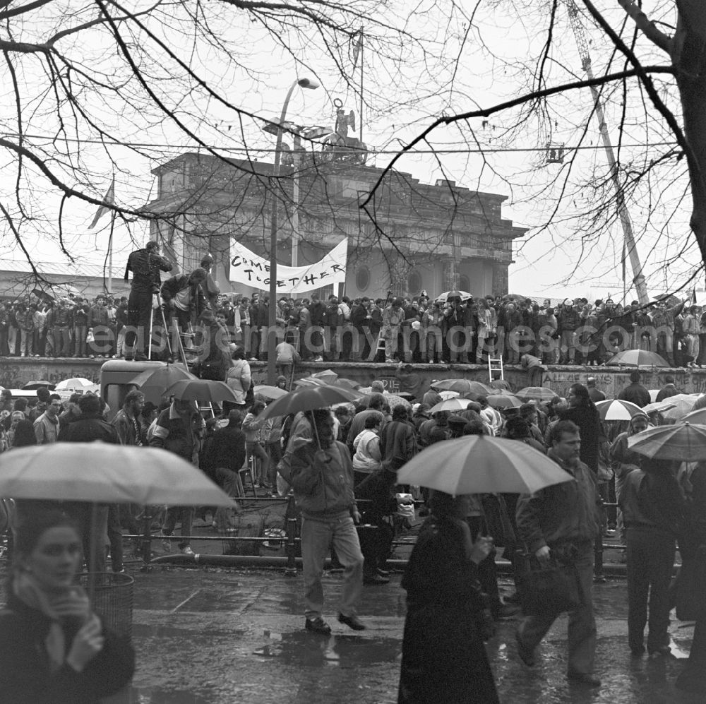 GDR image archive: Berlin - Happening around the Brandenburg Gate shortly before the opening on the occasion of the Berlin Wall in November 1989 in Berlin. Crowds on and off the Wall at Brandenburg Gate