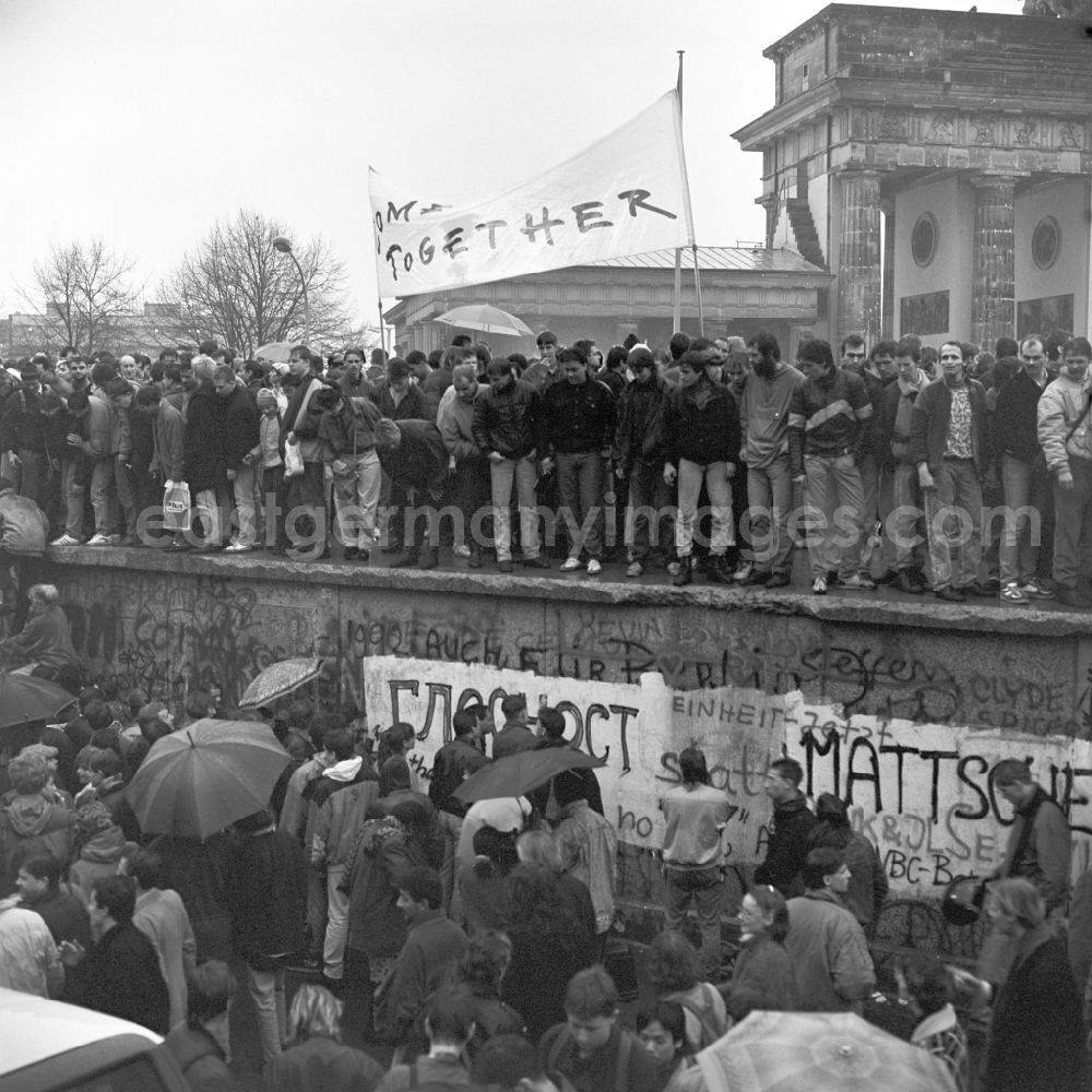 Berlin: Happening around the Brandenburg Gate shortly before the opening on the occasion of the Berlin Wall in November 1989 in Berlin. Crowds on and off the Wall at Brandenburg Gate