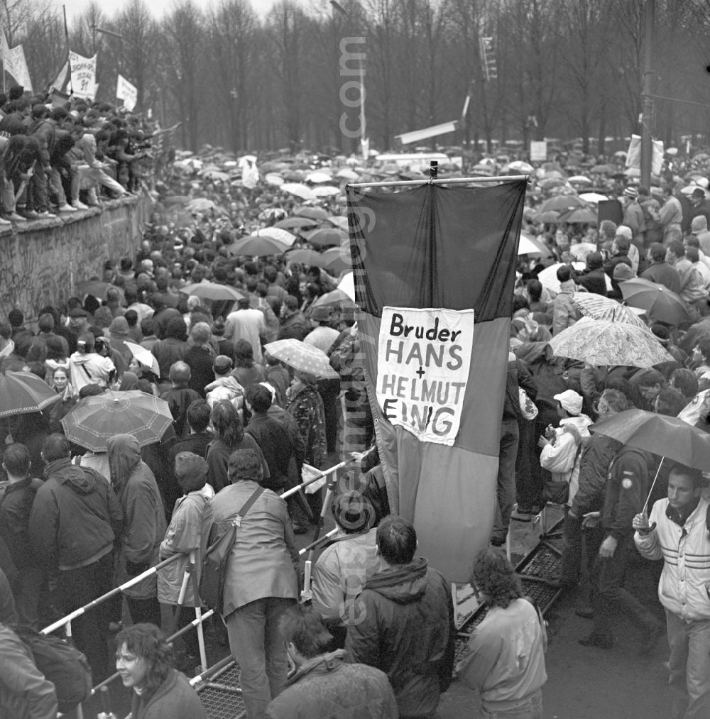 GDR image archive: Berlin - Happening around the Brandenburg Gate shortly before the opening on the occasion of the Berlin Wall in November 1989 in Berlin. Crowds on and off the Wall at Brandenburg Gate