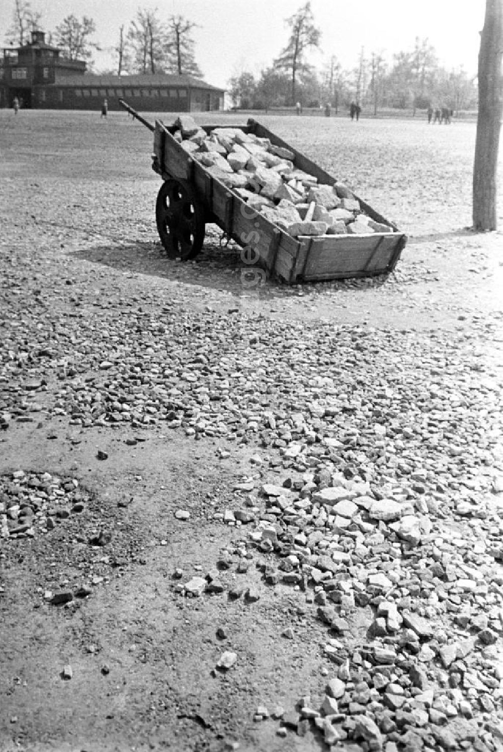 GDR photo archive: Buchenwald - Blick auf das Gelände des ehemaligen Konzentrationslagers Buchenwald, das 1958 als Nationale Mahn- und Gedenkstätte eingeweiht worden war. Im Hintergrund das Torgebäude, vorn ein Karren mit Steinen, der an die unmenschliche Arbeit der Häftlinge im Steinbruch erinnern soll.