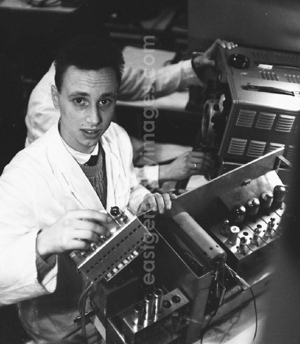 GDR photo archive: Ilmenau - Ein Laborant präsentiert ein Blutkörperchenzähl-Gerät. Das Bild wurde in der Poli-Klinik in Ilmenau aufgenommen. Bestmögliche Qualität nach Vorlage!